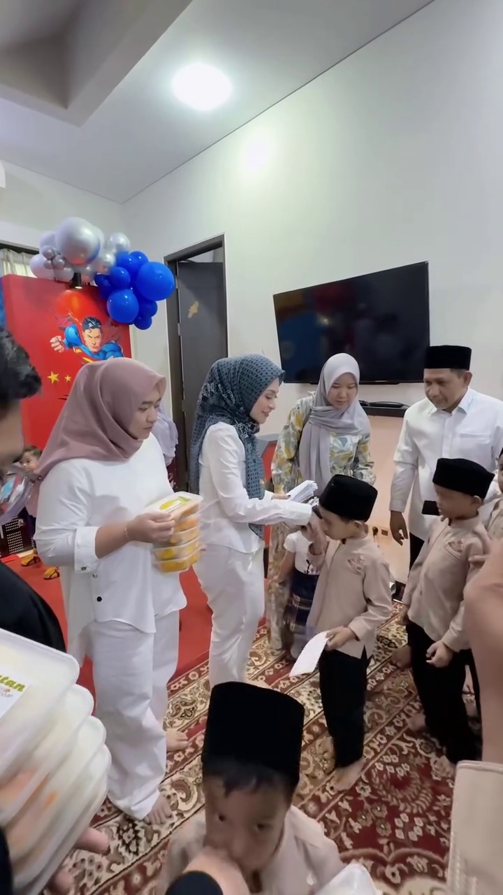 9 Potret Levian Billar hadiri pesta ulang tahun Adzam, tenteng kado barang branded