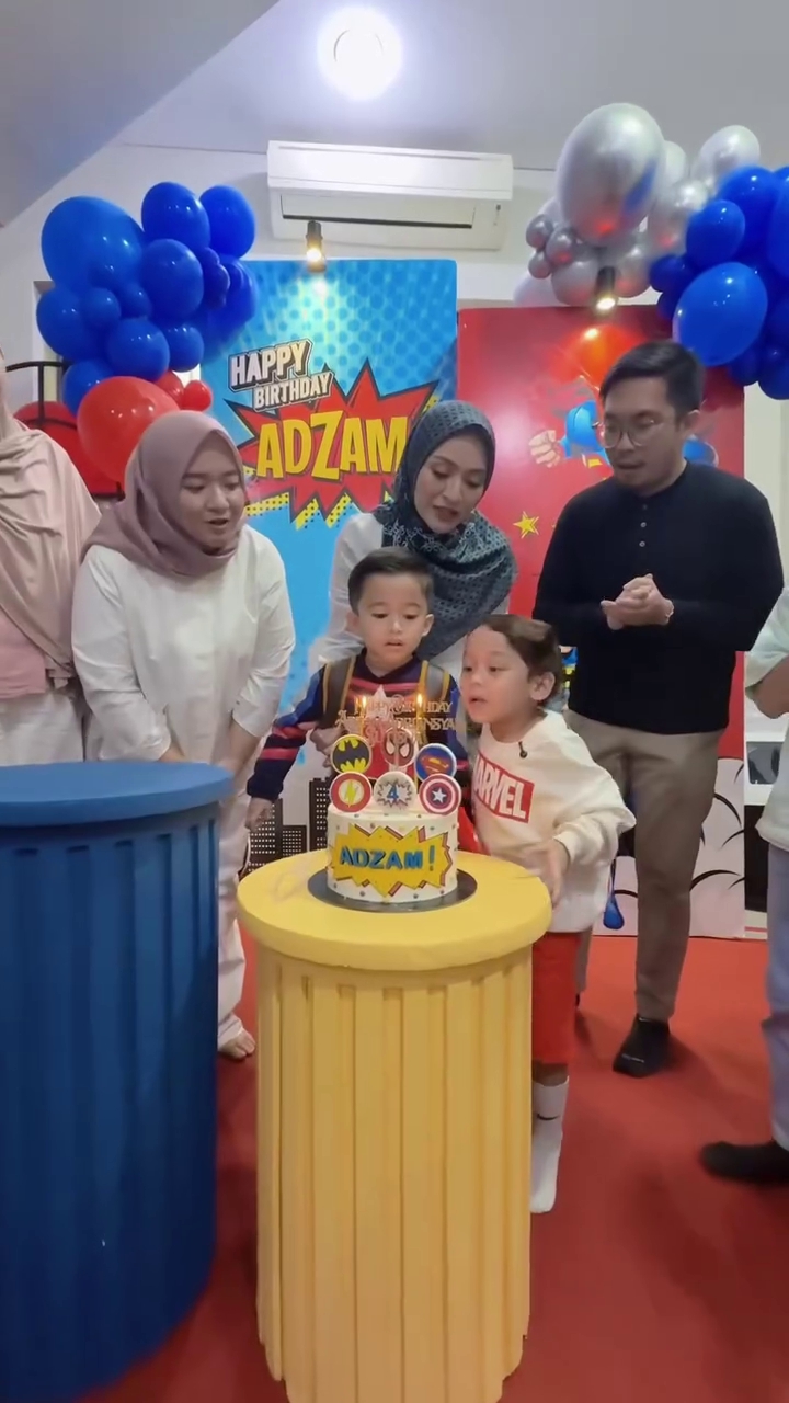 9 Potret Levian Billar hadiri pesta ulang tahun Adzam, tenteng kado barang branded