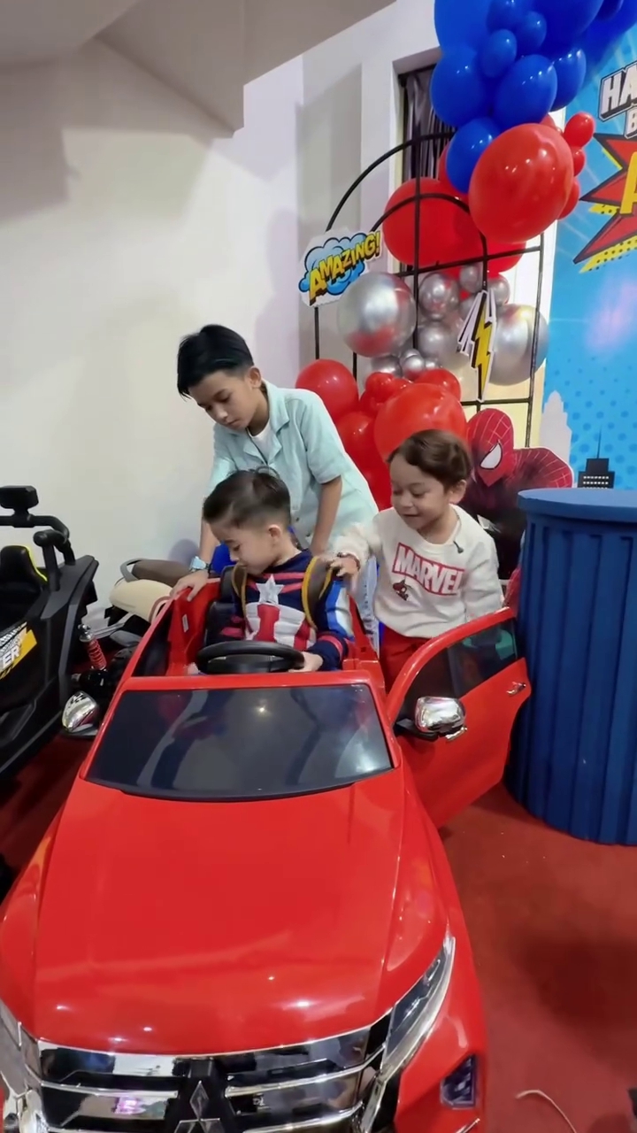 9 Potret Levian Billar hadiri pesta ulang tahun Adzam, tenteng kado barang branded