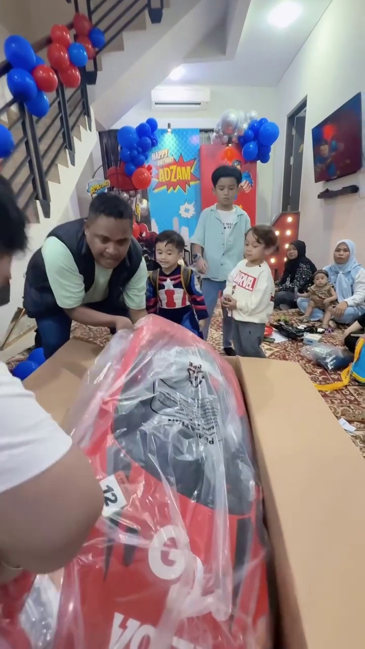 Levian Billar hadir di ulang tahun Adzam &copy; 2025 brilio.net