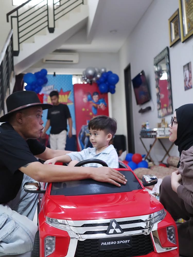 9 Potret Levian Billar hadiri pesta ulang tahun Adzam, tenteng kado barang branded