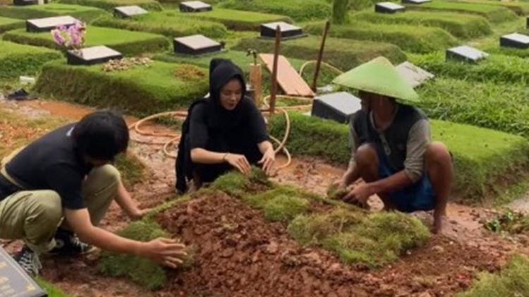 6 Potret Karina Ranau dan anak-anak merapikan makam Epy Kusnandar, dipasangi rumput