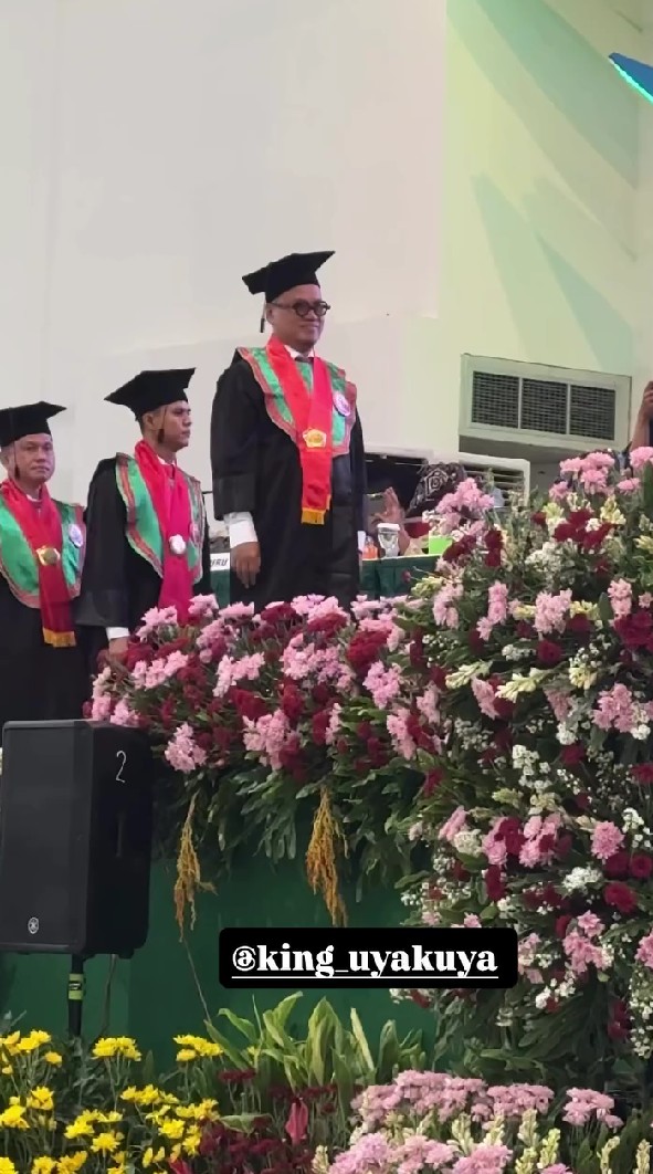 9 Potret Uya Kuya wisuda S2 di Unissula Semarang, topik tesis angkat tema penyebaran berita bohong