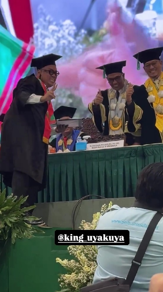 9 Potret Uya Kuya wisuda S2 di Unissula Semarang, topik tesis angkat tema penyebaran berita bohong