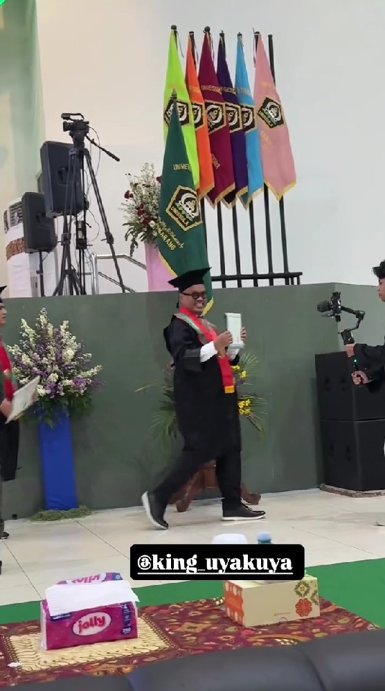 9 Potret Uya Kuya wisuda S2 di Unissula Semarang, topik tesis angkat tema penyebaran berita bohong