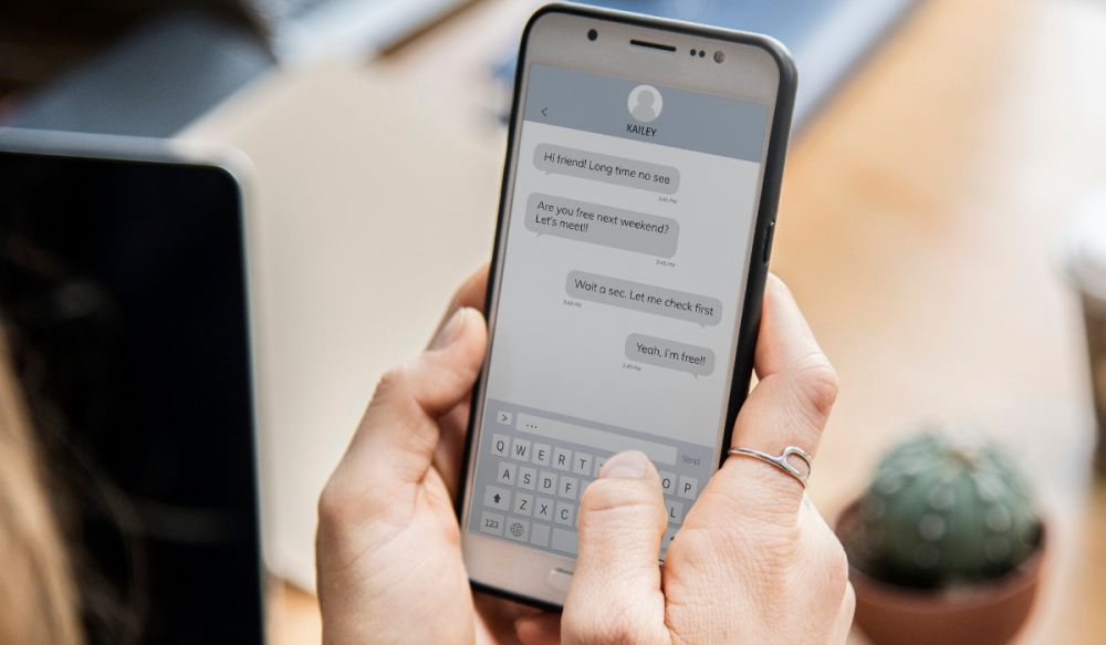 100 Kata-kata PDKT lewat chat penuh kata manis, bikin suasana chat lebih romantis