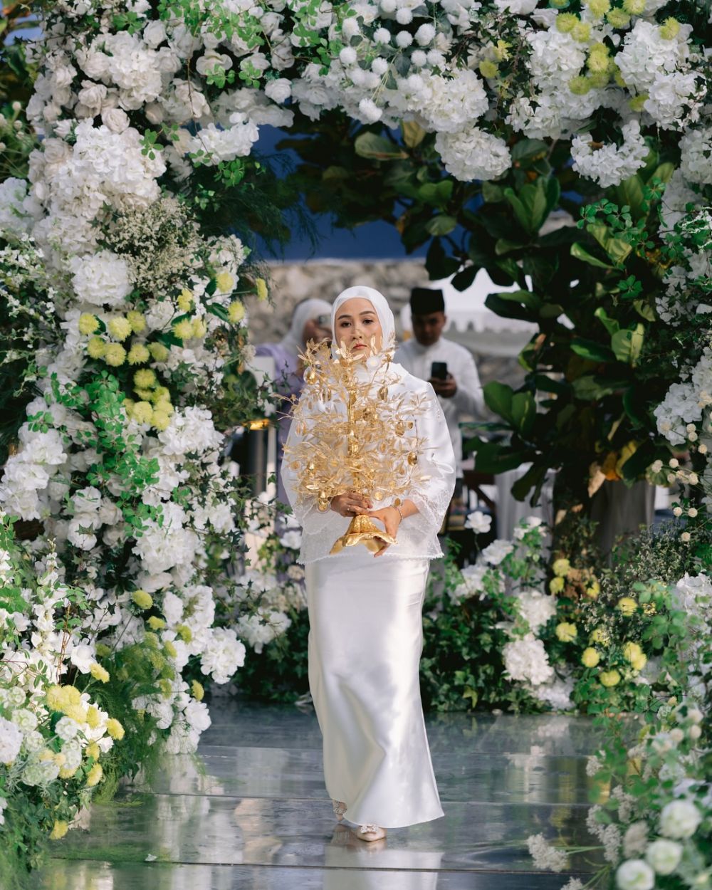 9 Potret pernikahan ketiga Erra Fazira eks Engku Emran, maharnya unik pohon emas 102 gram