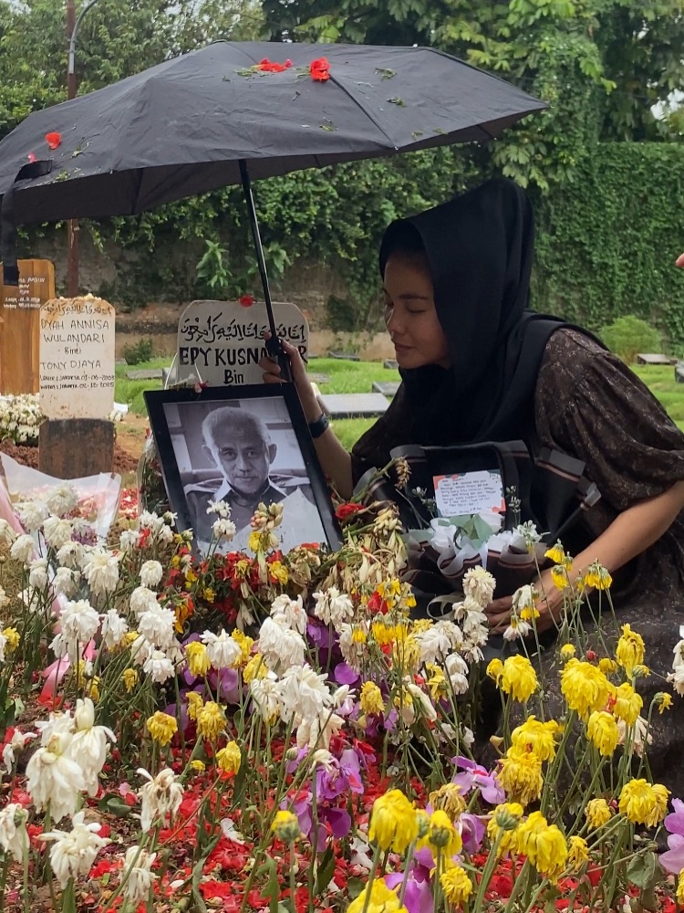 Karina Ranau bantah tak turuti wasiat pemakaman Epy Kusnandar di Garut, sebut ucapan suami cuma akting