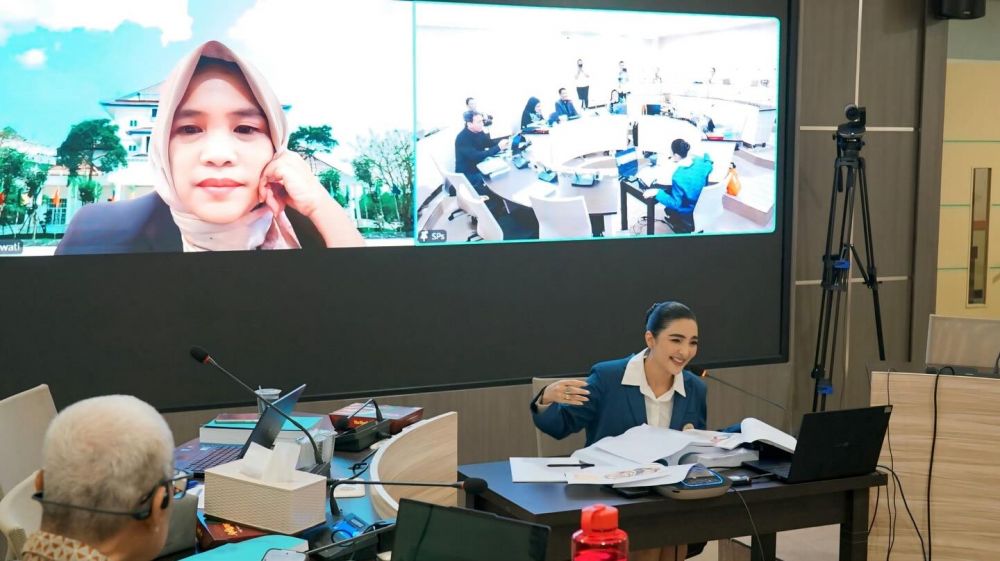 Tetap berjuang meski berat, 9 potret Ashanty jalani uji kelayakan disertasi menuju gelar doktor