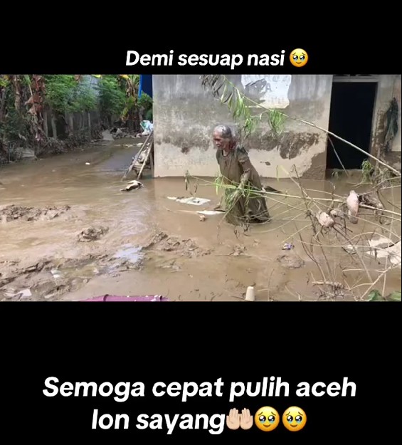 Viral perjuangan nenek korban banjir di Aceh lewati lumpur demi sekotak nasi, 7 potretnya bikin pilu