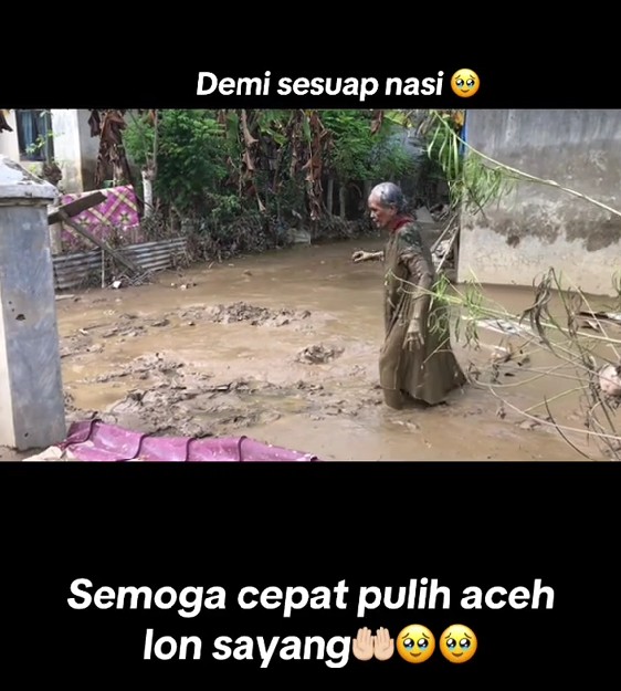 Viral perjuangan nenek korban banjir di Aceh lewati lumpur demi sekotak nasi, 7 potretnya bikin pilu
