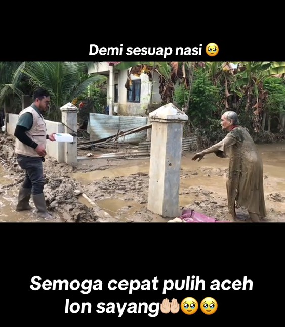 Viral perjuangan nenek korban banjir di Aceh lewati lumpur demi sekotak nasi, 7 potretnya bikin pilu