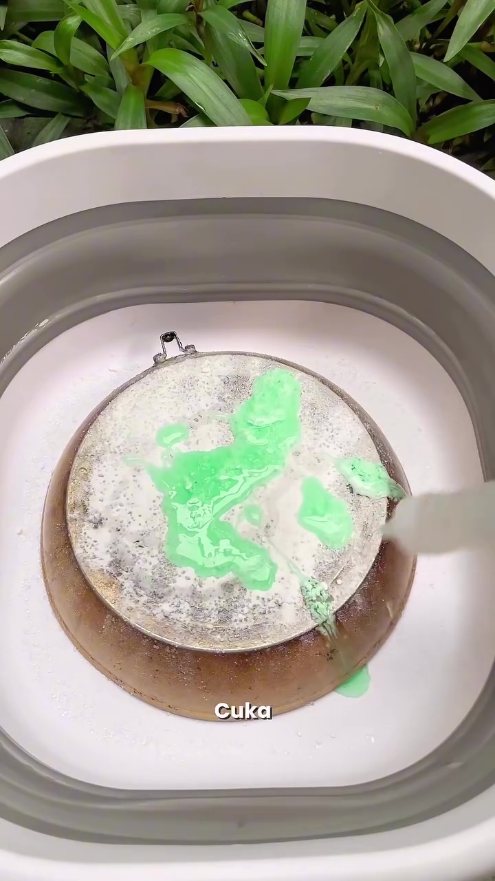 Modal 3 bahan dapur, ini cara bersihkan kerak membandel di pantat teflon biar mengilap seperti baru