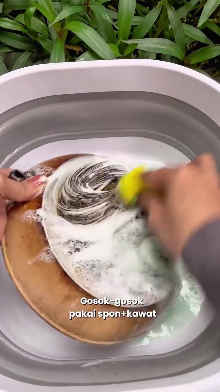 Modal 3 bahan dapur, ini cara bersihkan kerak membandel di pantat teflon biar mengilap seperti baru