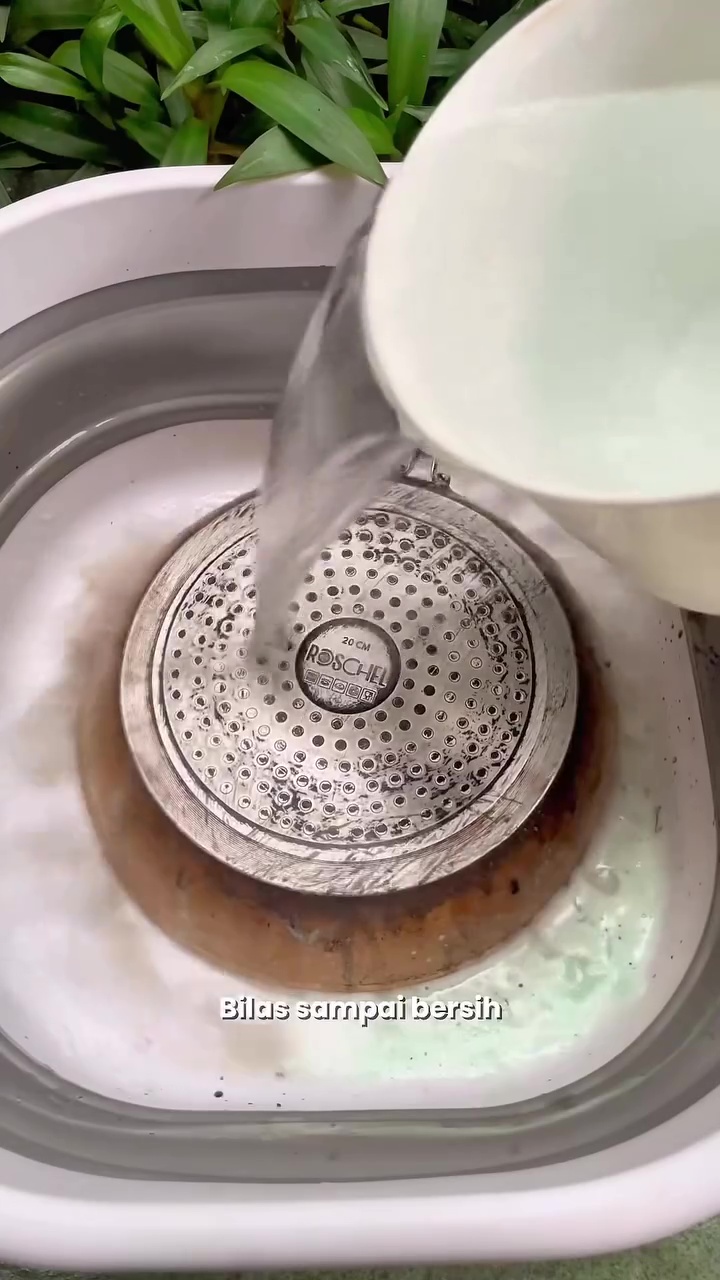 Modal 3 bahan dapur, ini cara bersihkan kerak membandel di pantat teflon biar mengilap seperti baru