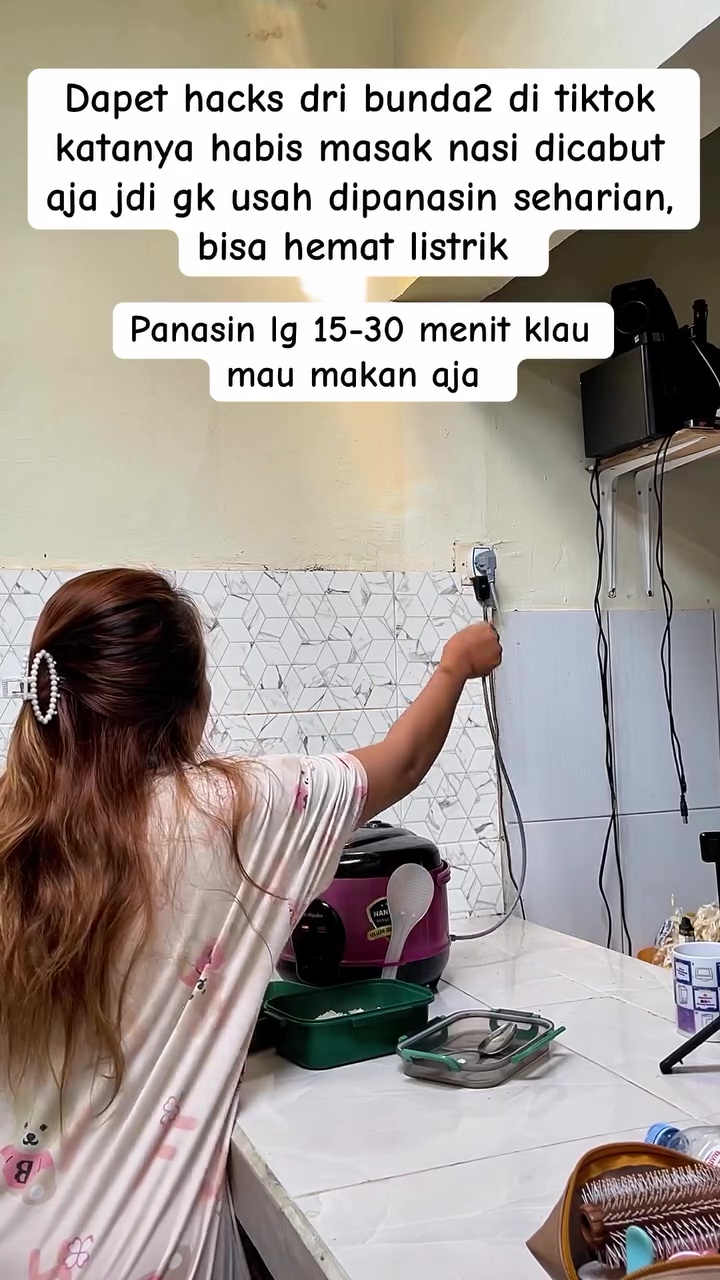 Nggak cuma bikin hemat listrik, ini 3 alasan kamu perlu mencabut colokan rice cooker usai nasi matang