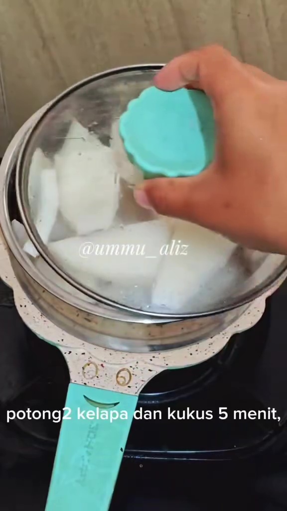 Stop beli santan kemasan! Ini cara membuatnya untuk stok, dijamin kental, awet, dan nggak tengik