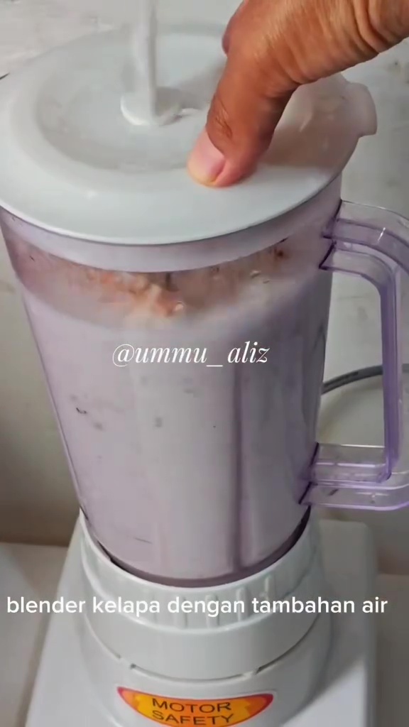 Stop beli santan kemasan! Ini cara membuatnya untuk stok, dijamin kental, awet, dan nggak tengik