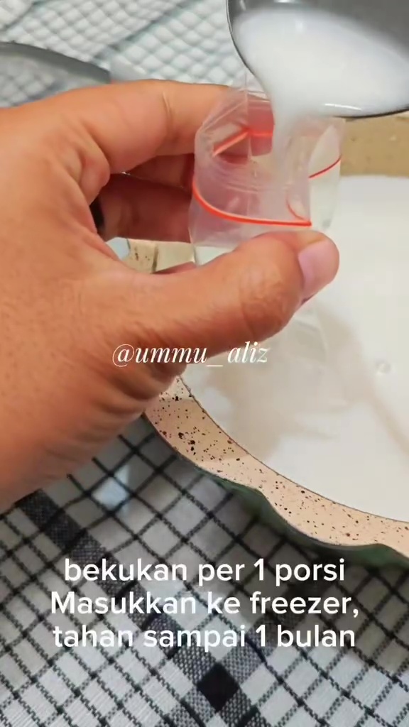 Stop beli santan kemasan! Ini cara membuatnya untuk stok, dijamin kental, awet, dan nggak tengik