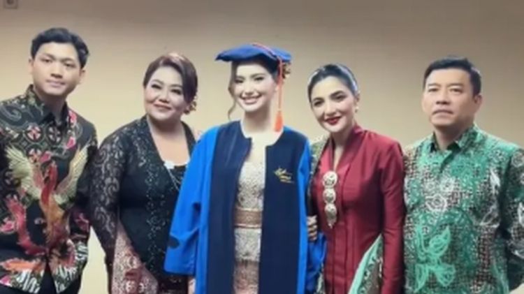 Sarah Menzel wisuda S1 dua kali setahun, intip 5 gaya menawan Ashanty istri Anang saat hadiri acaranya