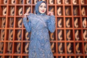 Anggun dan glamor, begini 5 pesona Terry Putri kenakan gamis biru berpayet di acara spesial