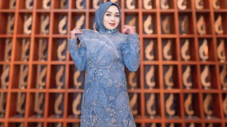 Anggun dan glamor, begini 5 pesona Terry Putri kenakan gamis biru berpayet di acara spesial