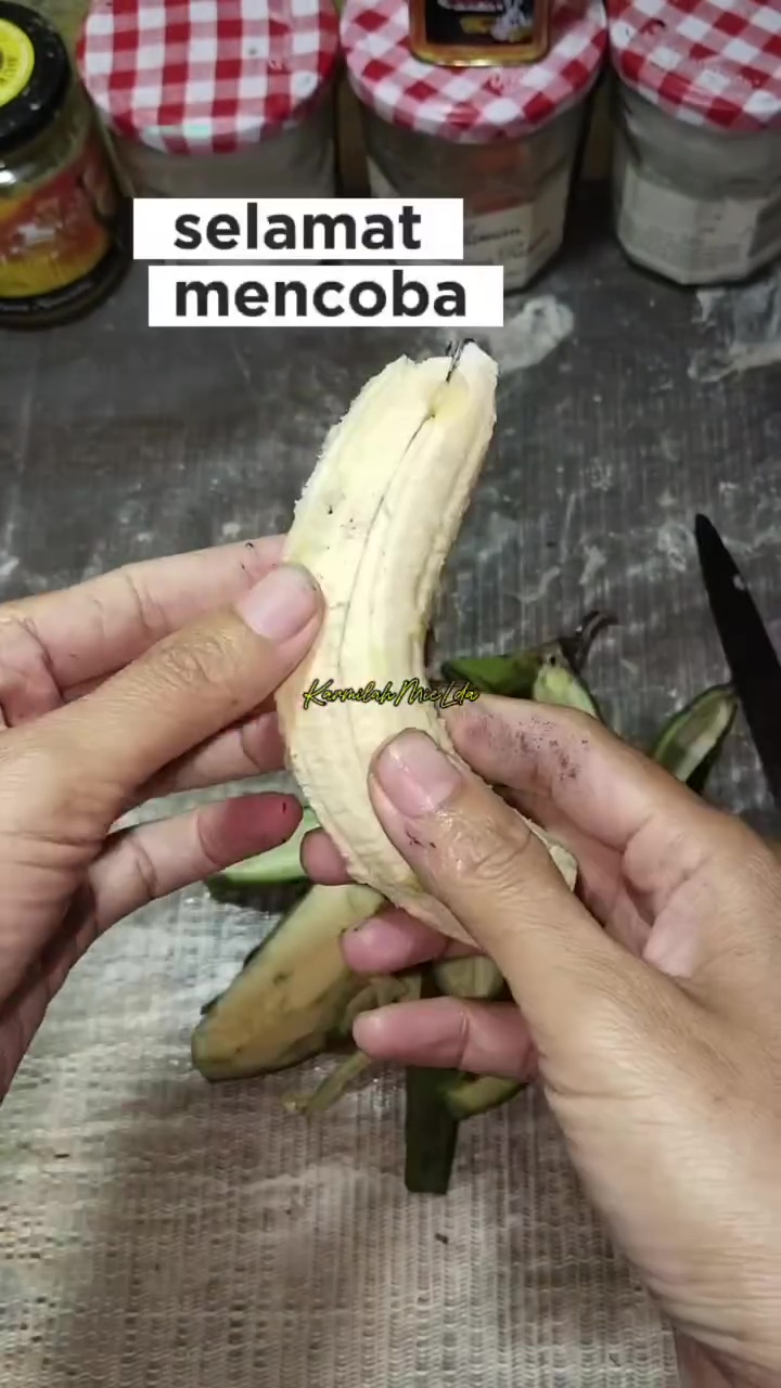 Cara mudah mengupas pisang mentah supaya kulitnya tidak lengket, ternyata cuma butuh 1 trik ini