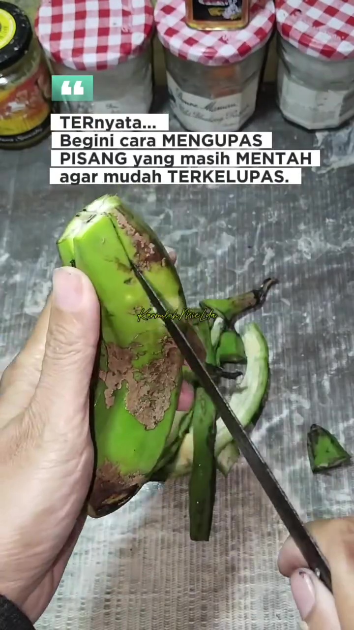 Cara mudah mengupas pisang mentah supaya kulitnya tidak lengket, ternyata cuma butuh 1 trik ini