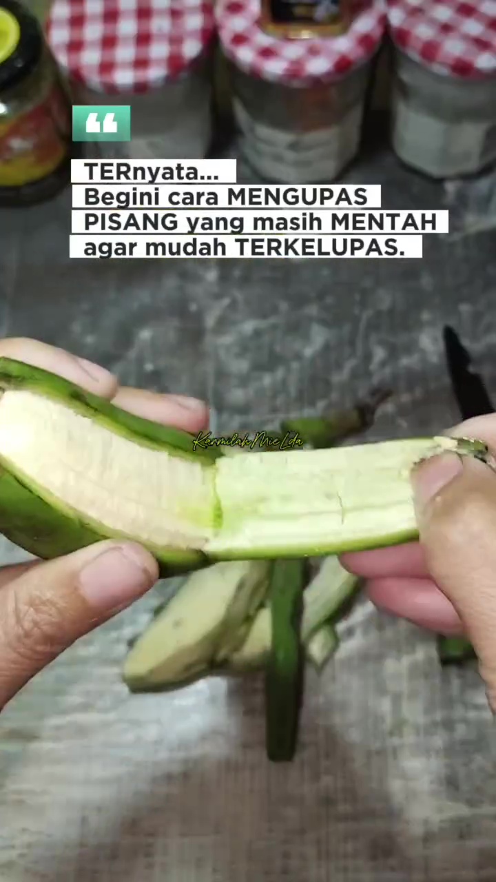 Cara mudah mengupas pisang mentah supaya kulitnya tidak lengket, ternyata cuma butuh 1 trik ini