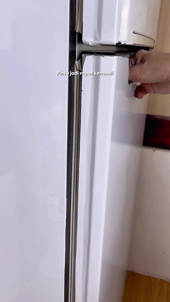Tak perlu dipanaskan dengan hairdryer, ini cara atasi pintu kulkas kurang rapat cuma dalam 3 langkah