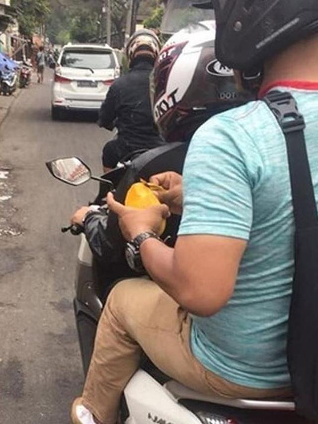 11 potret pengendara motor ini bikin geleng kepala, hobi nyusahin diri sendiri tapi lucunya kebangetan