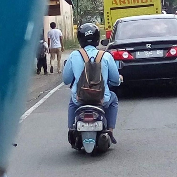 11 potret pengendara motor ini bikin geleng kepala, hobi nyusahin diri sendiri tapi lucunya kebangetan