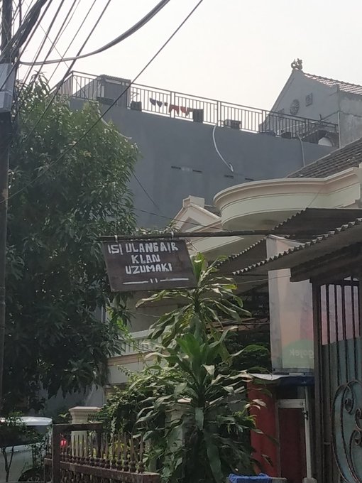 11 Spanduk dagangan bertema anime ini bikin wibu auto senyum lebar, dari Naruto sampai One Piece