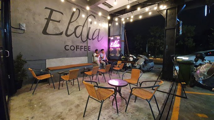 11 Spanduk dagangan bertema anime ini bikin wibu auto senyum lebar, dari Naruto sampai One Piece