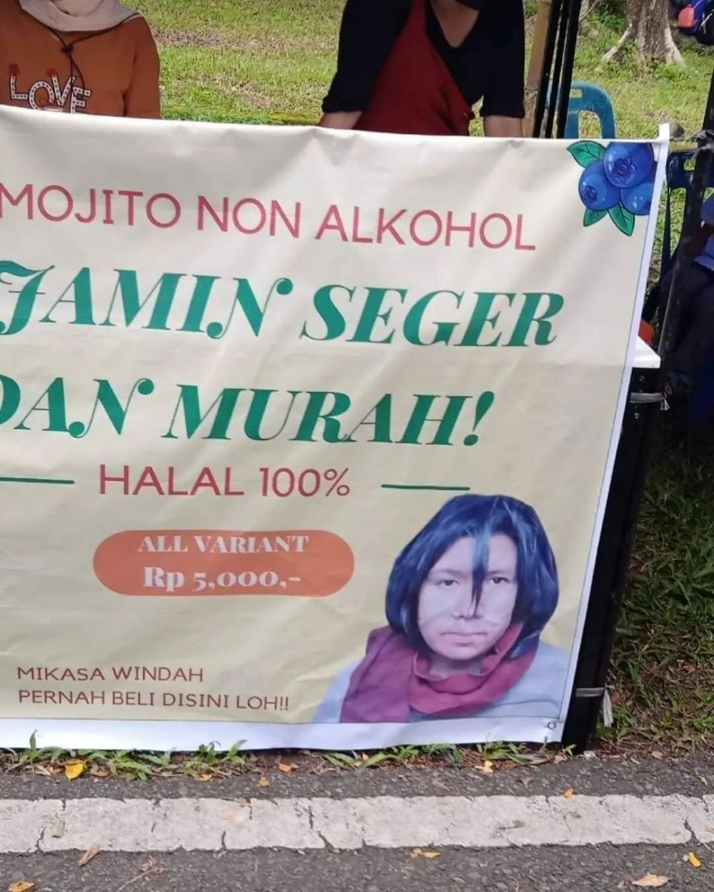 11 Spanduk dagangan bertema anime ini bikin wibu auto senyum lebar, dari Naruto sampai One Piece