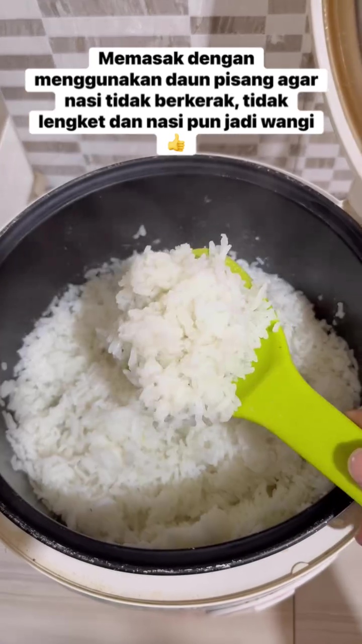 Bukan dilapisi minyak goreng, ini trik menanak nasi supaya tidak kering, berkerak, dan lebih pulen