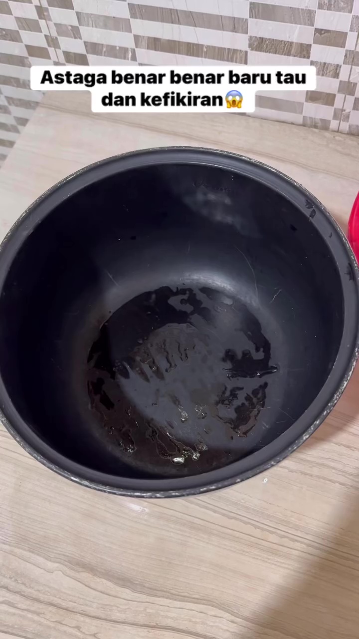 Bukan dilapisi minyak goreng, ini trik menanak nasi supaya tidak kering, berkerak, dan lebih pulen