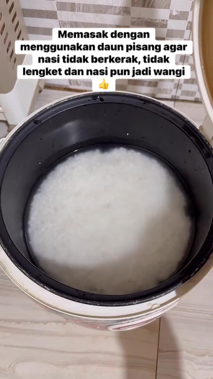 Bukan dilapisi minyak goreng, ini trik menanak nasi supaya tidak kering, berkerak, dan lebih pulen