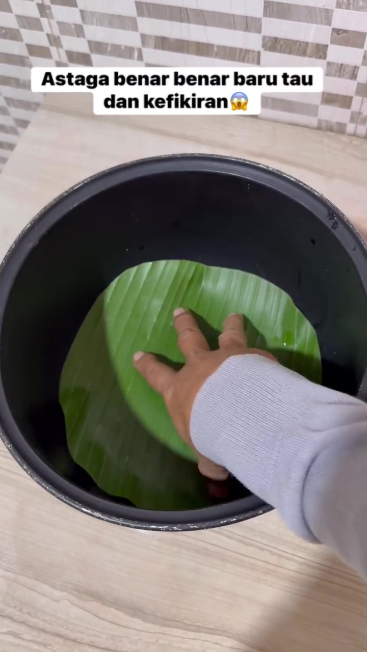 Bukan dilapisi minyak goreng, ini trik menanak nasi supaya tidak kering, berkerak, dan lebih pulen