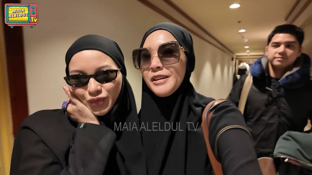 Definsi mertua idaman, 9 potret Maia Estianty perhatian dengan Alyssa Daguise yang hamil saat umrah