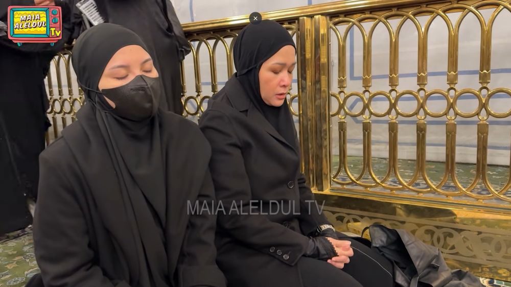 Definsi mertua idaman, 9 potret Maia Estianty perhatian dengan Alyssa Daguise yang hamil saat umrah