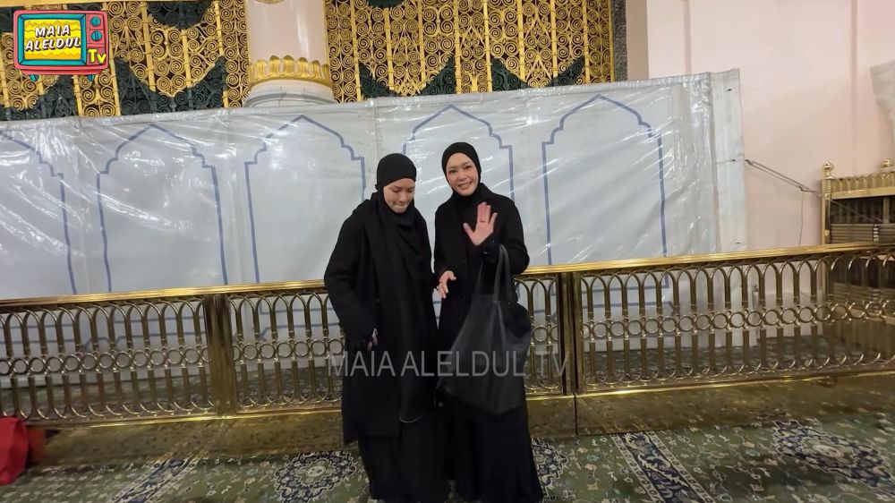 Definsi mertua idaman, 9 potret Maia Estianty perhatian dengan Alyssa Daguise yang hamil saat umrah
