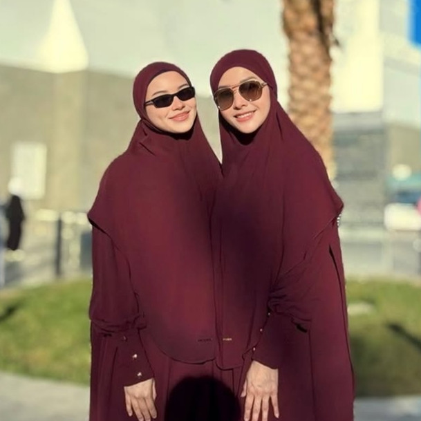 Definsi mertua idaman, 9 potret Maia Estianty perhatian dengan Alyssa Daguise yang hamil saat umrah