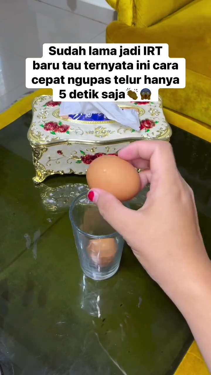 Sering kesulitan kupas telur rebus karena lengket? Coba pakai trik ini biar sat-set cuma butuh 5 detik