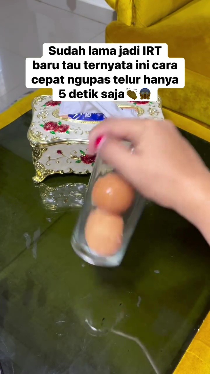 Sering kesulitan kupas telur rebus karena lengket? Coba pakai trik ini biar sat-set cuma butuh 5 detik