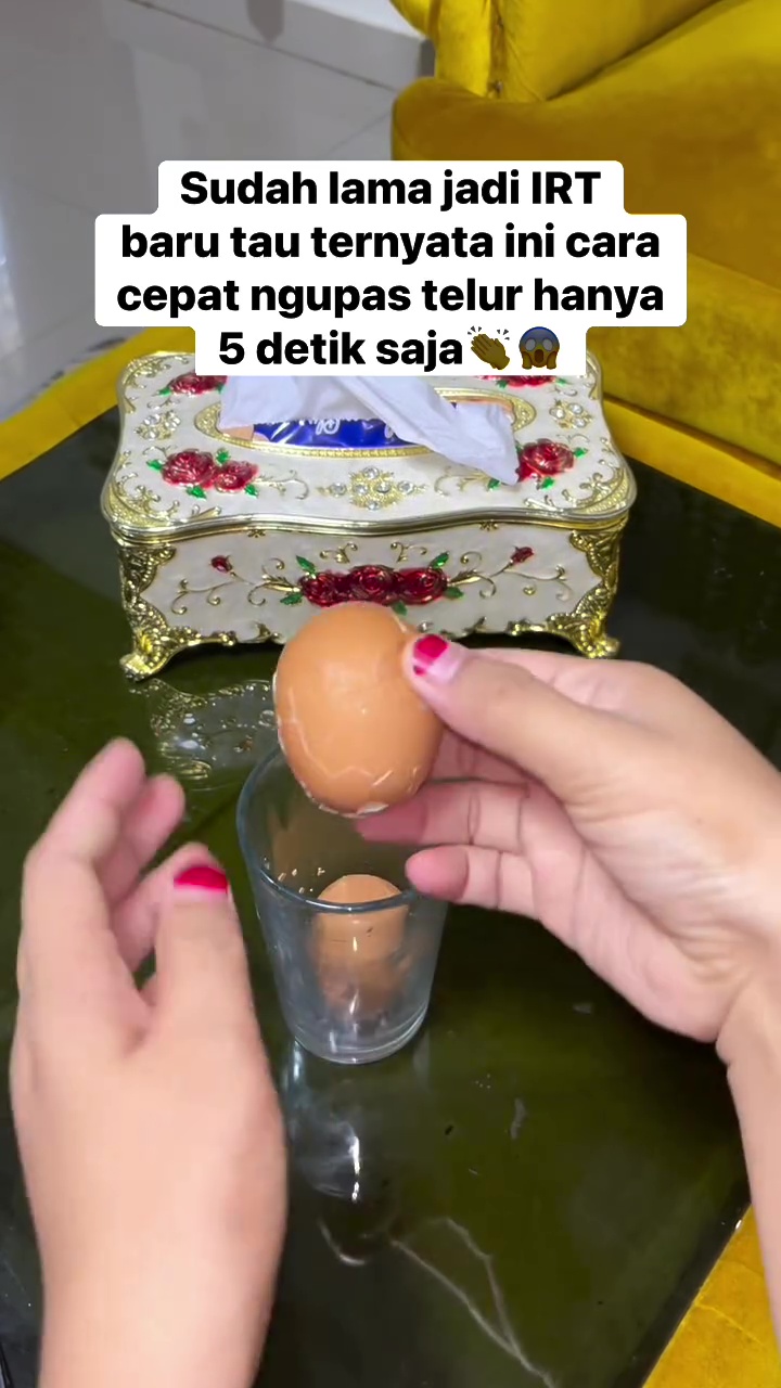 Sering kesulitan kupas telur rebus karena lengket? Coba pakai trik ini biar sat-set cuma butuh 5 detik