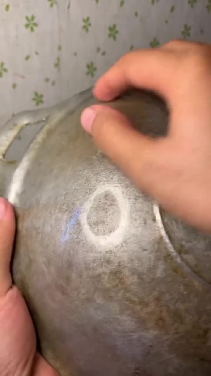 Tak perlu pakai sitrun, ini cara bersihkan pantat panci berkerak dan menguning cuma dalam 3 langkah