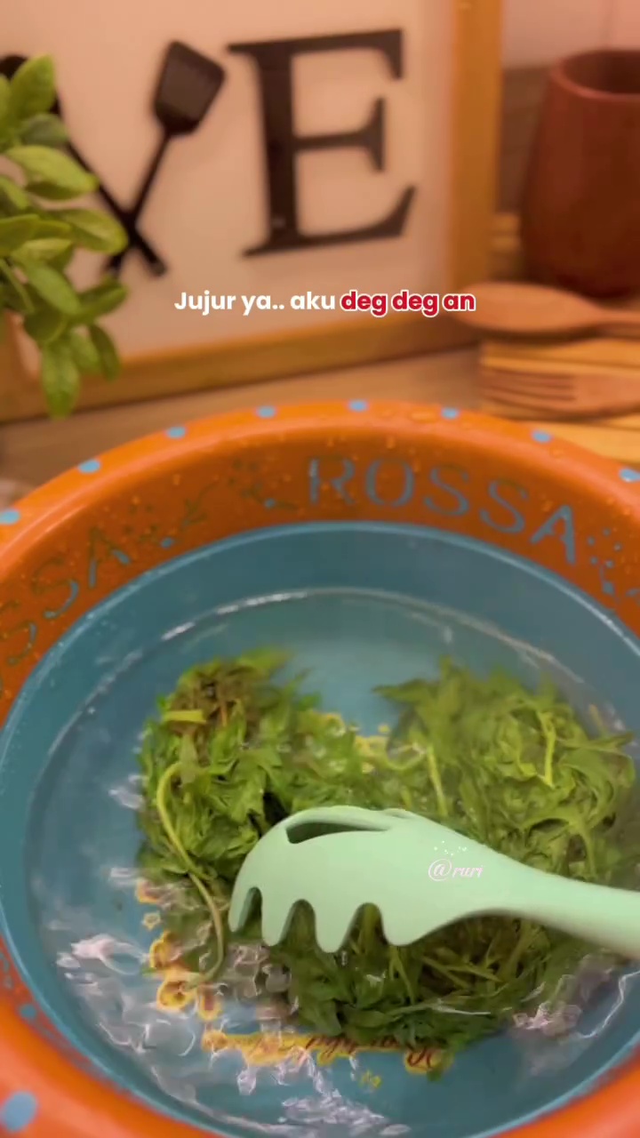 Suka makan kenikir tapi takut rasanya pahit? Begini cara mengolahnya biar lebih enak dan empuk