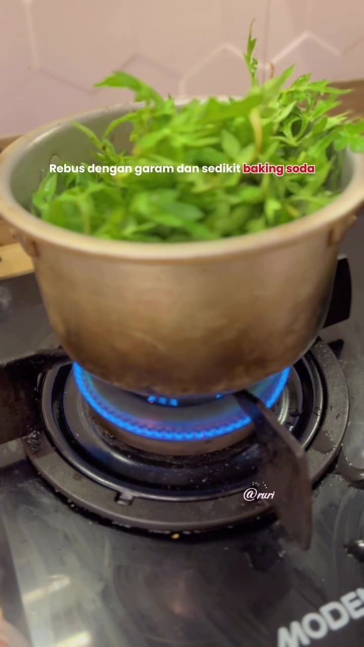 Suka makan kenikir tapi takut rasanya pahit? Begini cara mengolahnya biar lebih enak dan empuk