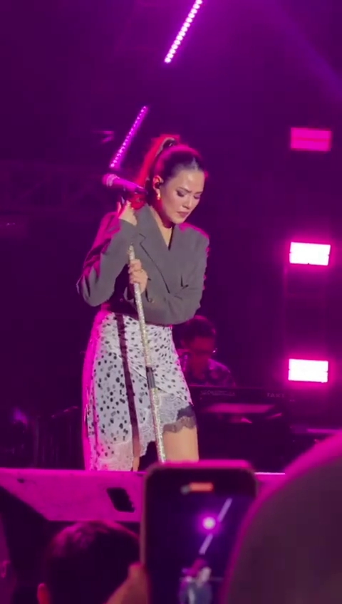 Raisa menangis saat manggung pertama kali usai sang ibu meninggal, 7 momennya tuai simpati